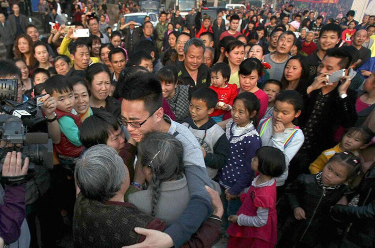 苏州4岁男孩被拐 26年后母子终团聚感动全村 